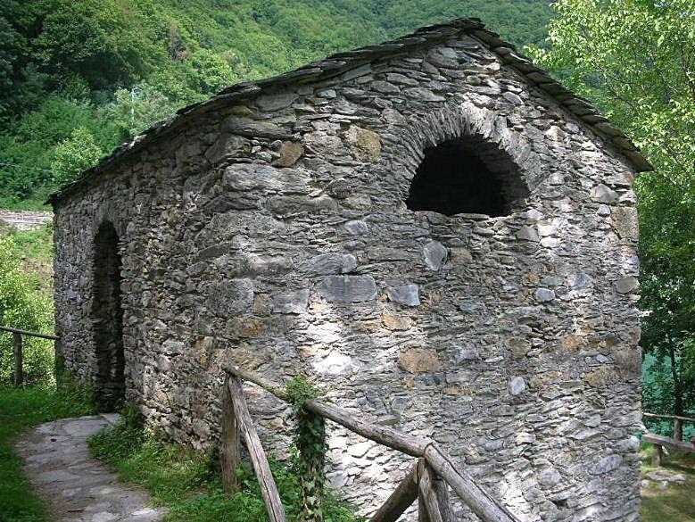 Isola Santa, un paese sul lago.